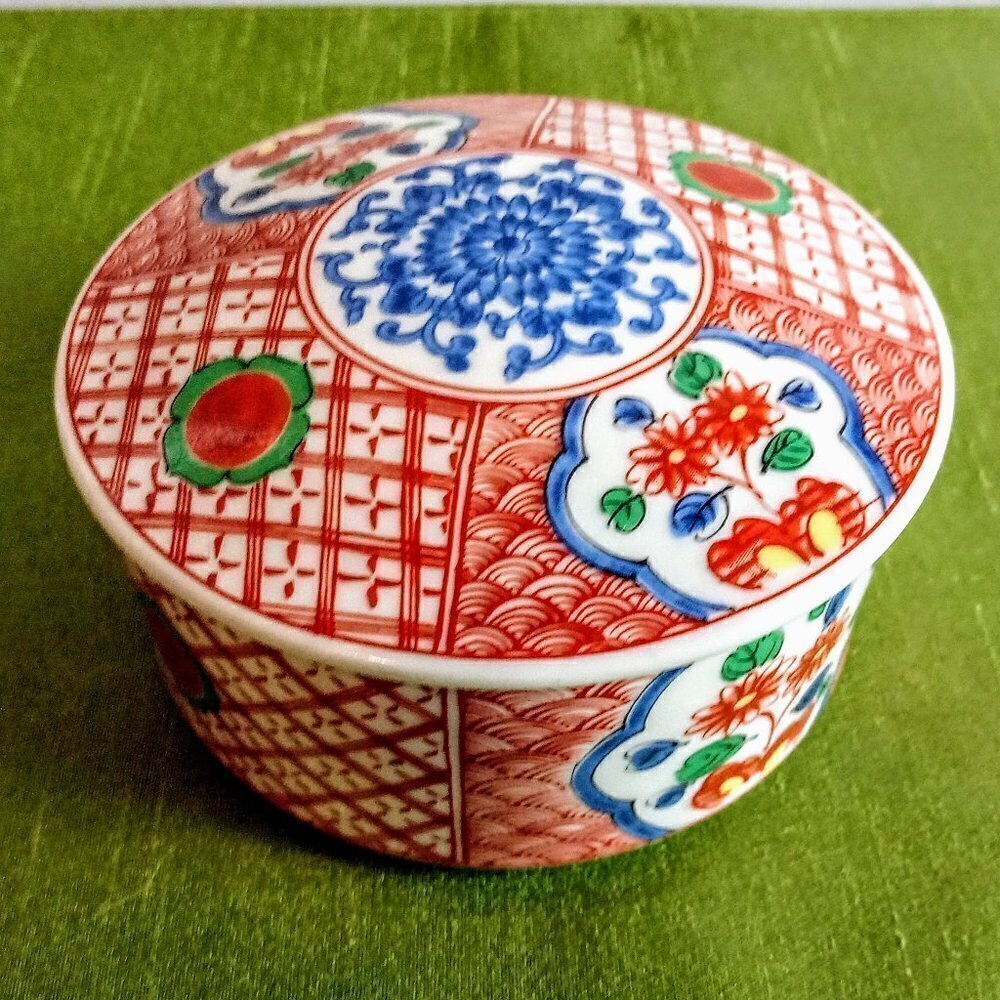 Vintage Oriental Round White Porcelain Trinket Box